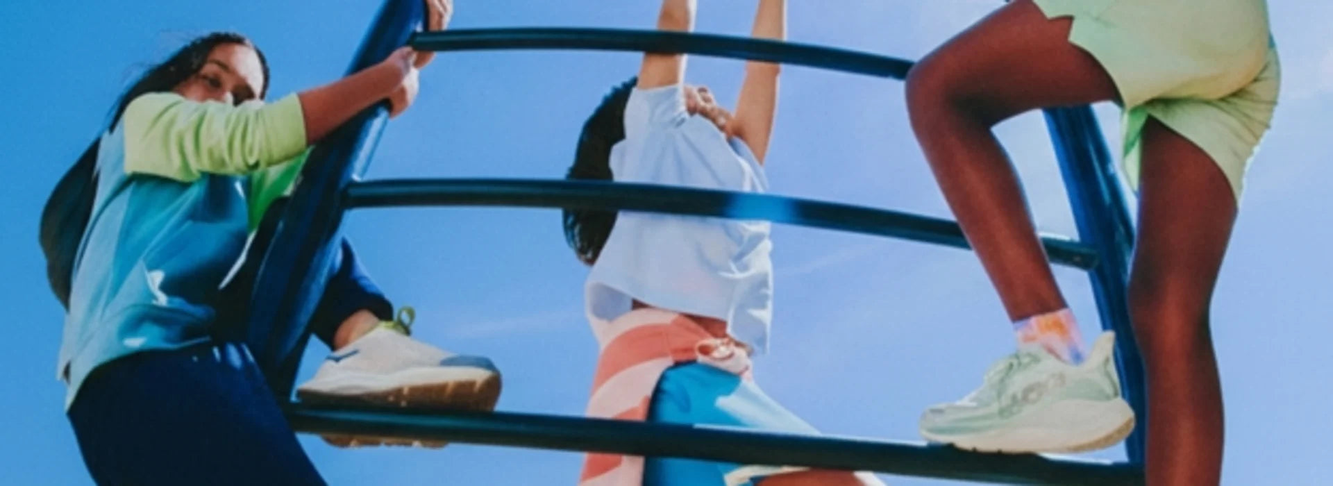 Des enfants grimpent sur une structure de jeu